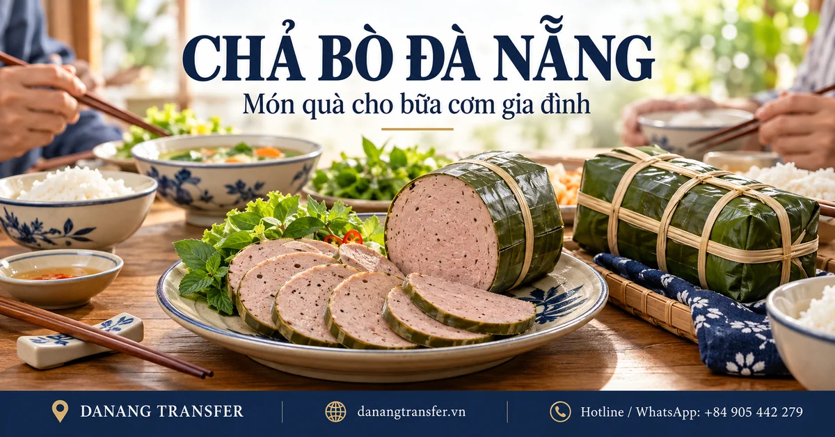 Chả bò Đà Nẵng thái lát trên đĩa, bên cạnh đòn chả gói lá chuối trong bữa cơm gia đình.