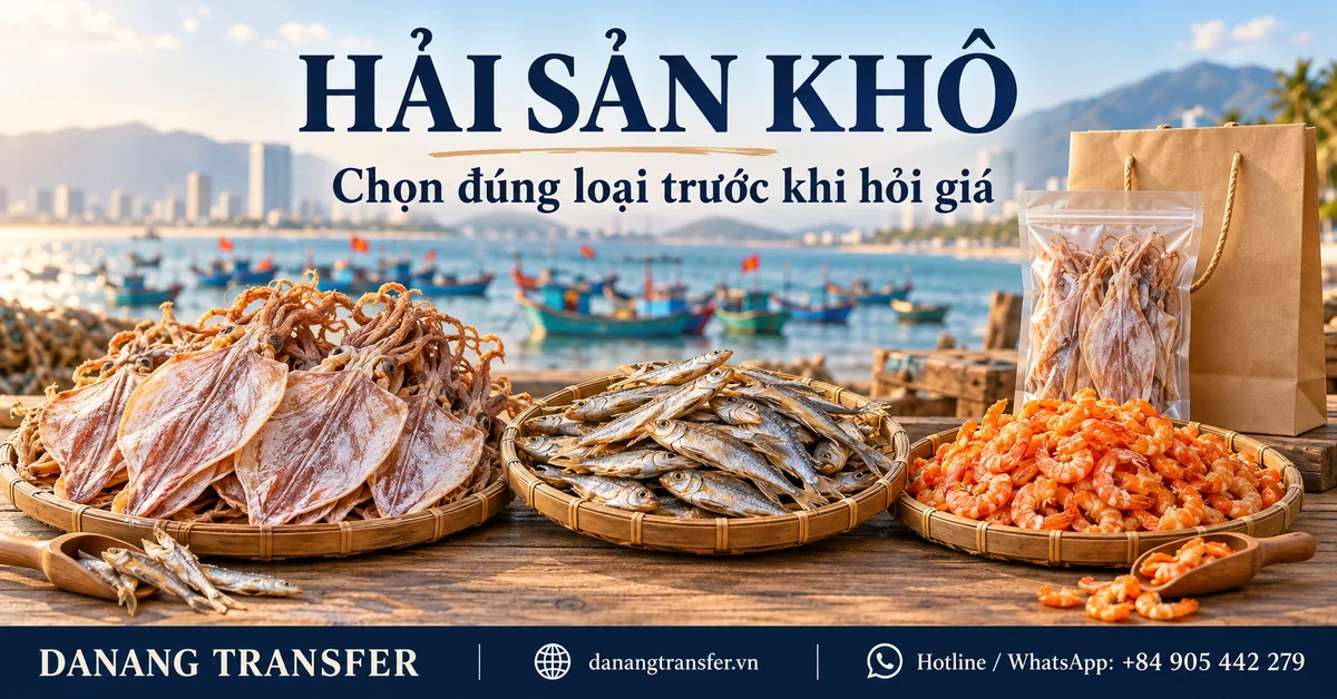 Mực khô, cá khô và tôm khô bày riêng trên mẹt tre, bên cạnh túi quà với nền biển Đà Nẵng.