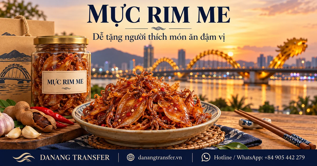 Đĩa mực rim me và hũ quà đặc sản bên me, ớt, tỏi, phía sau là Cầu Rồng Đà Nẵng lúc hoàng hôn.