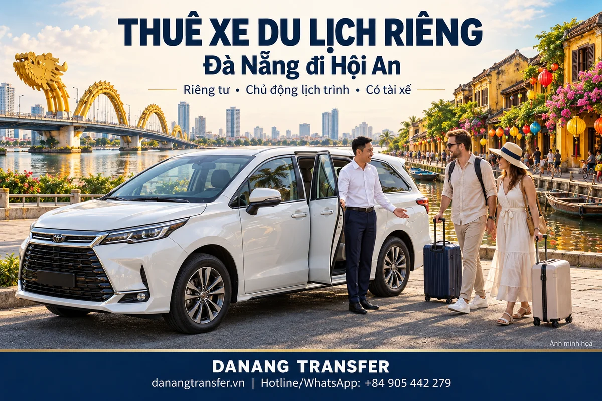 Tài xế đón hai du khách bên xe riêng màu trắng, với phông nền minh họa Cầu Rồng Đà Nẵng và phố cổ Hội An